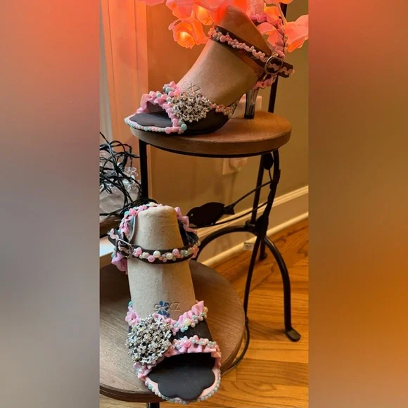 Custom, One~of~a~kind, hand embellished shoe in “baby shower” theme, size 40/US9 - Picture 6 of 17